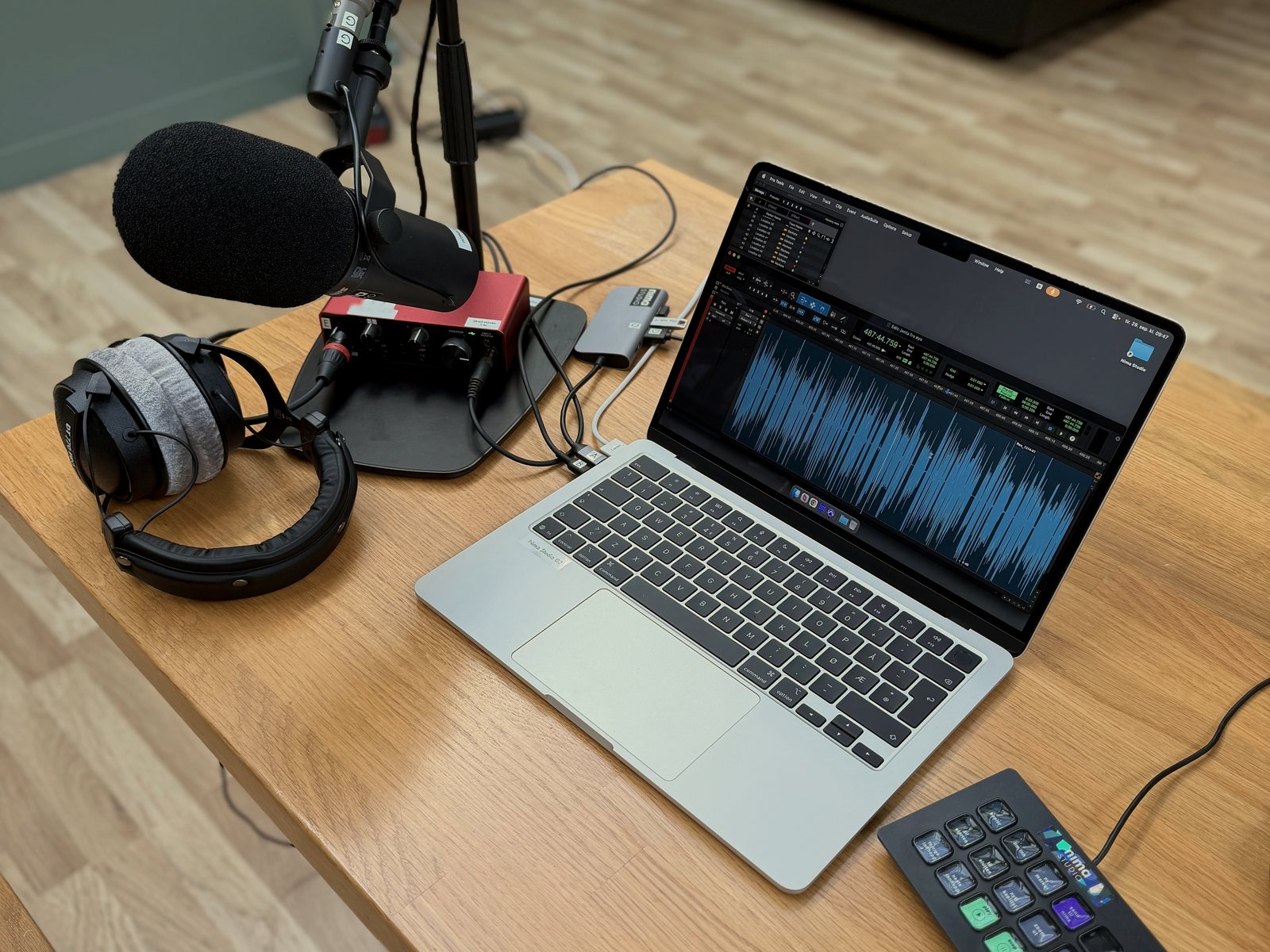 Hjemmestudiopakke: mikrofon, hodetelefoner, lydkort og laptop med Pro Tools